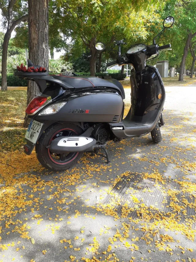 Moto Scooter Negra con Casco y Maleta,