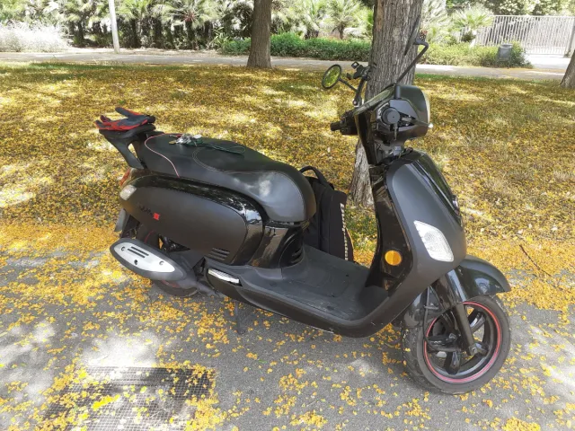 Moto Scooter Negra con Casco y Maleta,