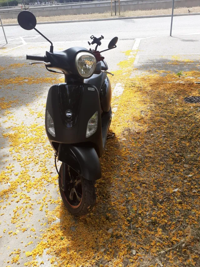 Moto Scooter Negra con Casco y Maleta,