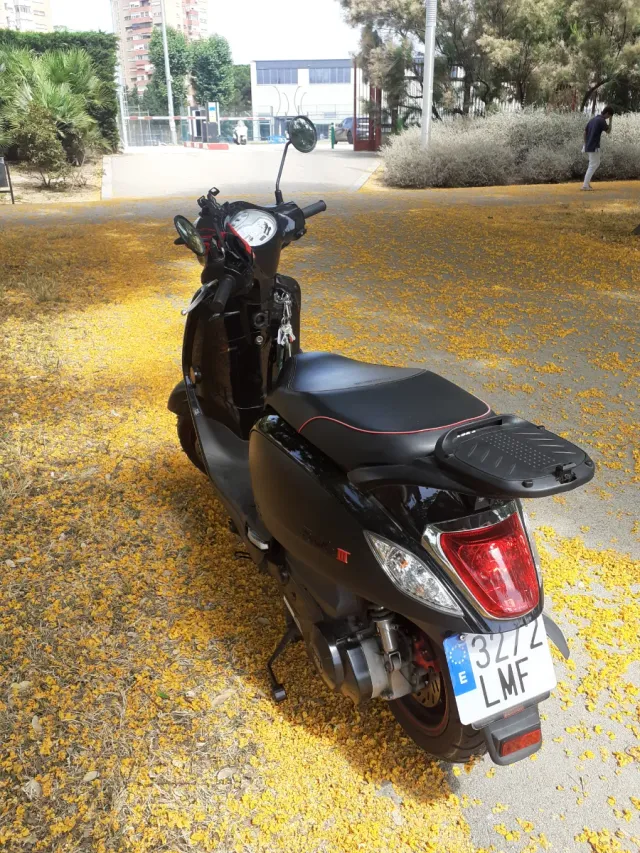 Moto Scooter Negra con Casco y Maleta,