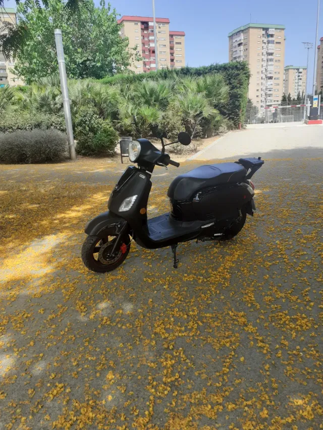 Moto Scooter Negra con Casco y Maleta,