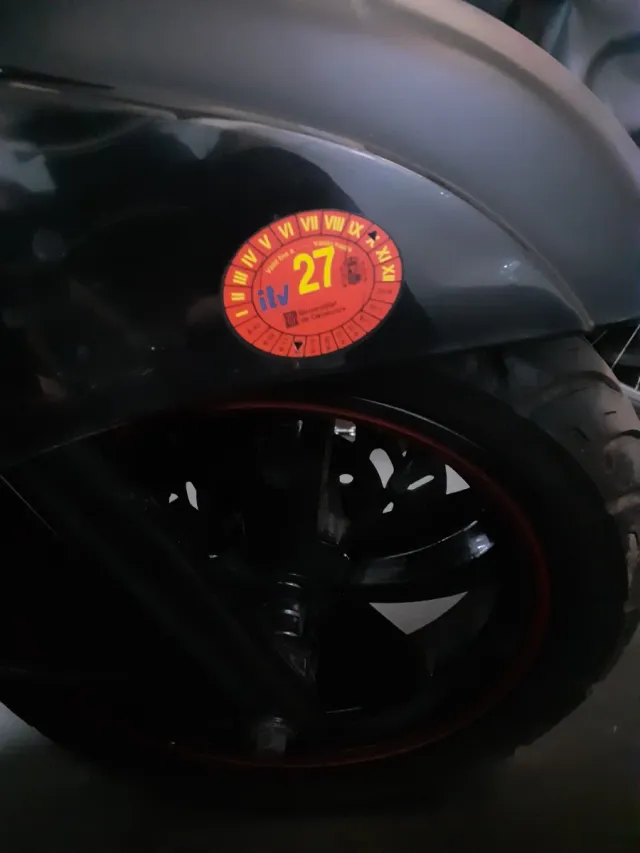 Moto Scooter Negra con Casco y Maleta,