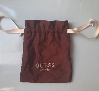 Pequeña bolsita de Guess