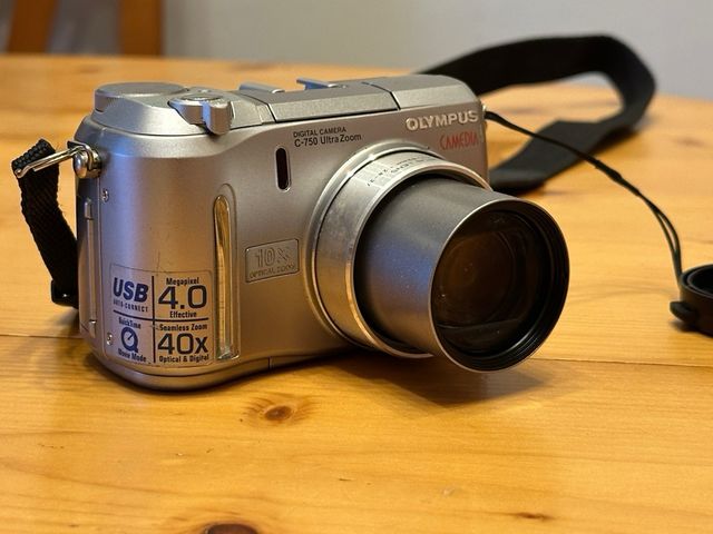 Fotocamera digitale Olympus C-750 Ultra Zoom (lettura)