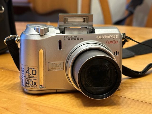 Fotocamera digitale Olympus C-750 Ultra Zoom (lettura)