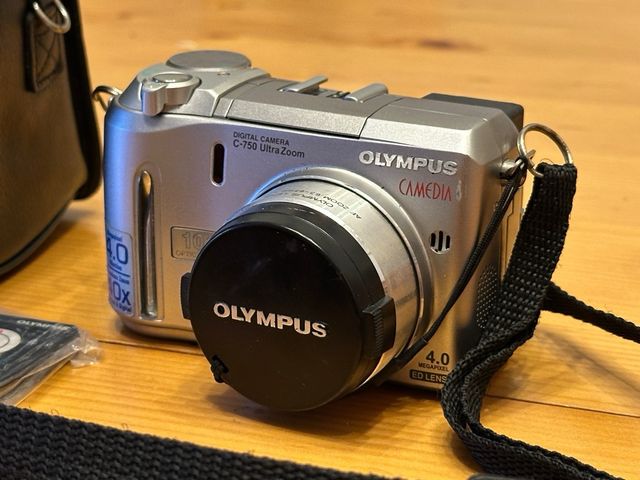 Fotocamera digitale Olympus C-750 Ultra Zoom (lettura)