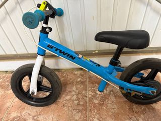 Bici sin pedales B'TWIN azul.