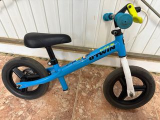 Bici sin pedales B'TWIN azul.