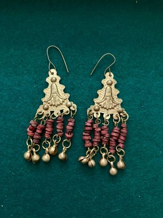 Pendientes vintage dorados con cuentas rojas