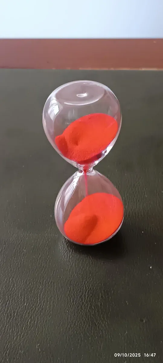 Clessidra in vetro con sabbia rossa