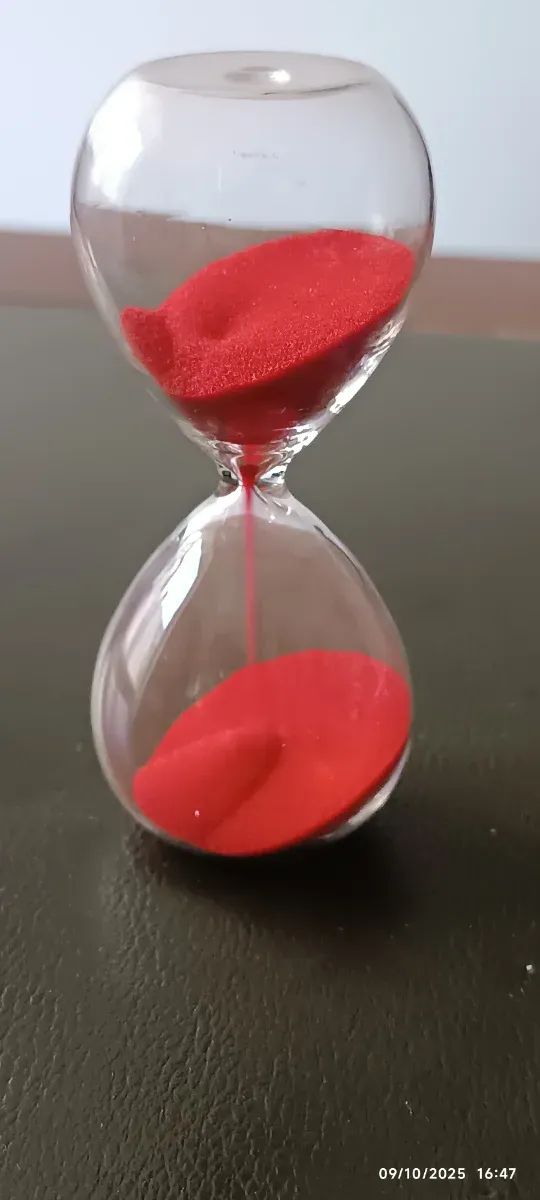 Clessidra in vetro con sabbia rossa