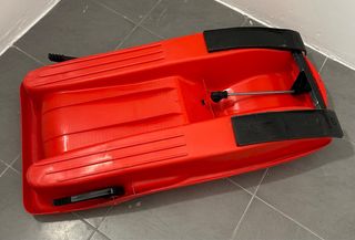 Trineo de nieve  rojo con volante y frenos 