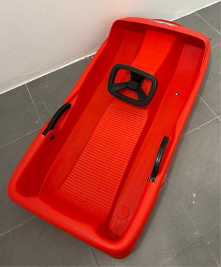 Trineo de nieve  rojo con volante y frenos 