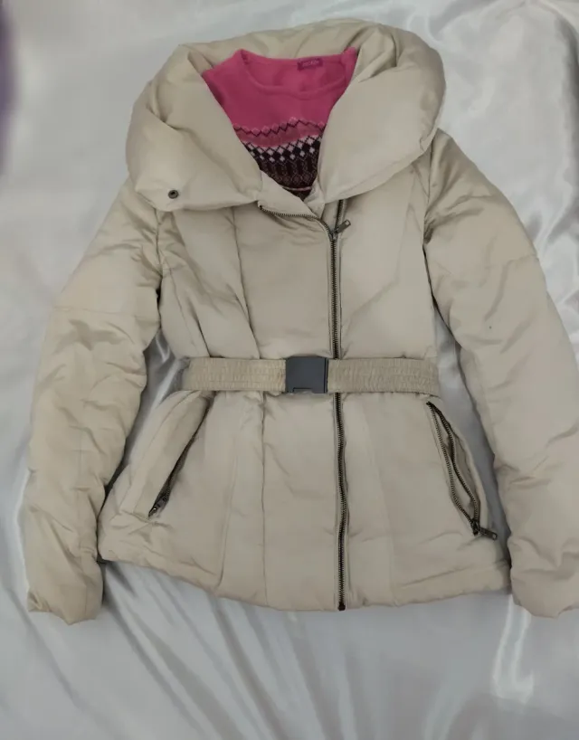 Chaqueta pluma beige con cinturón