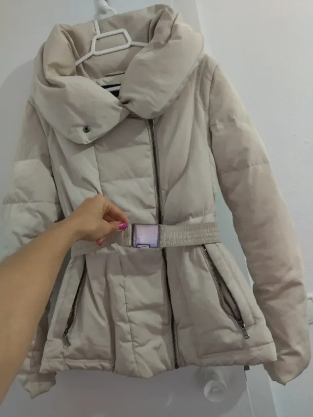 Chaqueta pluma beige con cinturón