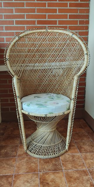 Sillón de mimbre decorativo