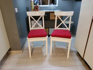 2 sedie da pranzo bianche con cuscino rosso