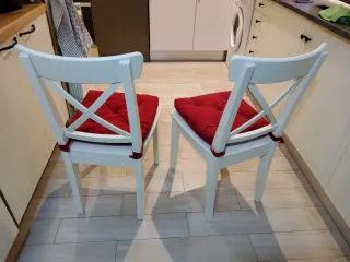 2 sedie da pranzo bianche con cuscino rosso