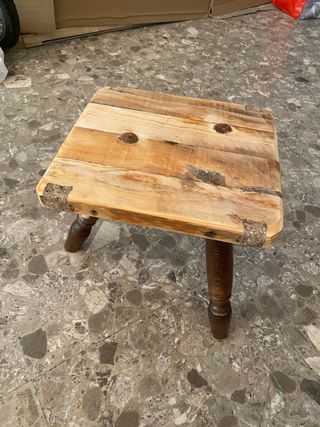 Sgabello in legno grezzo