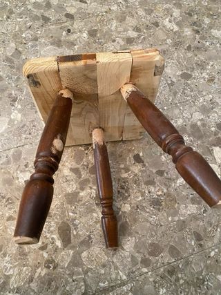 Sgabello in legno grezzo