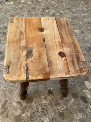 Sgabello in legno grezzo