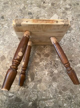 Sgabello in legno grezzo