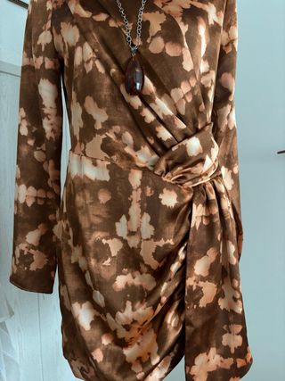 Vestido corto estampado marrón y beige