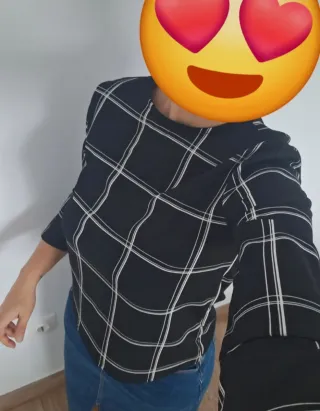 Blusa de cuadros blanca y negra