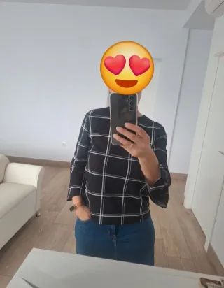 Blusa de cuadros blanca y negra