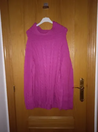 Suéter rosa tejido con cuello alto