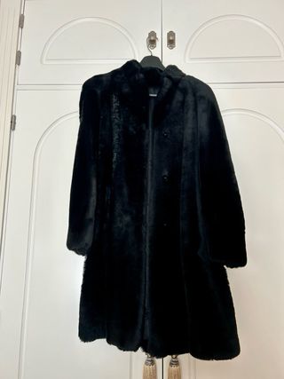 Elegante abrigo color negro
poco uso muy cuidado 