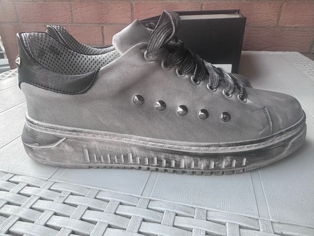 Scarpe Uomo con borchie Grigio/Nero