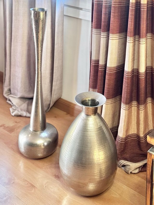 Eleganti vasi in metallo argentato