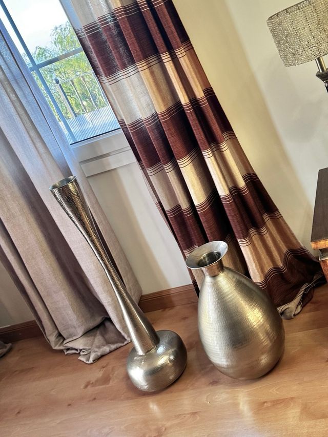 Eleganti vasi in metallo argentato