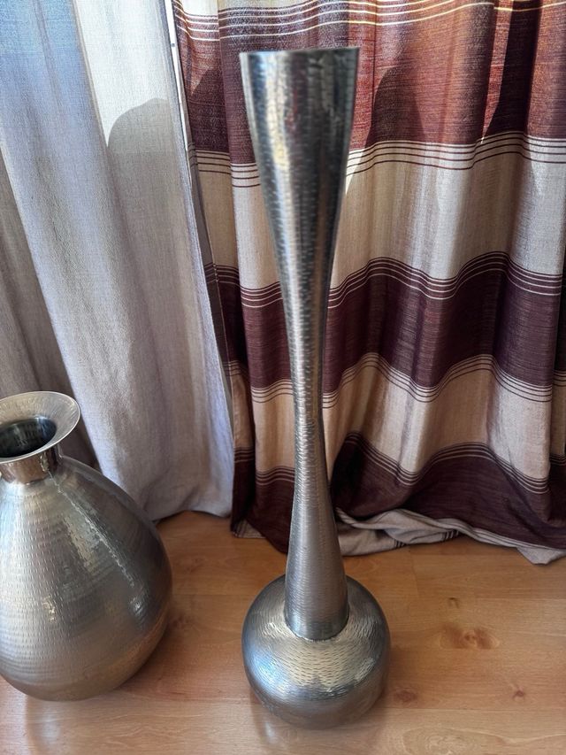 Eleganti vasi in metallo argentato