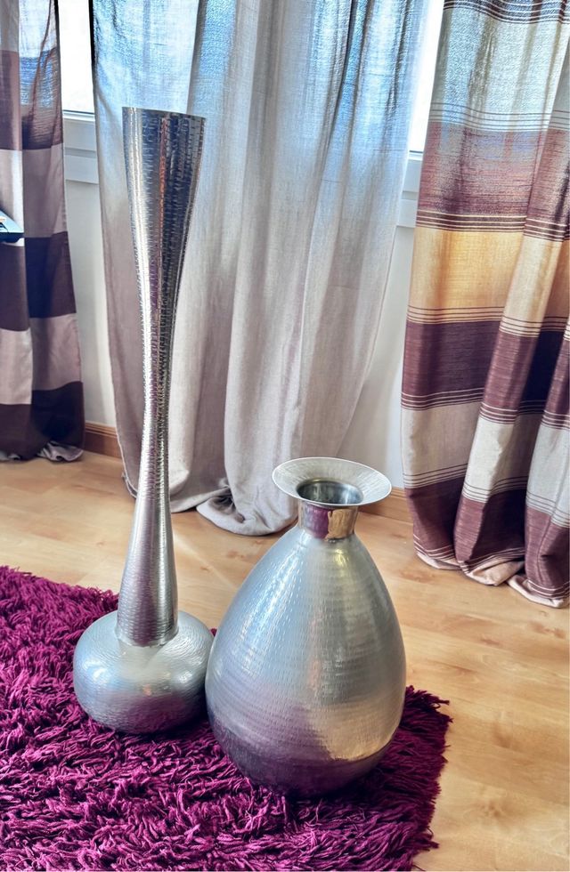 Eleganti vasi in metallo argentato