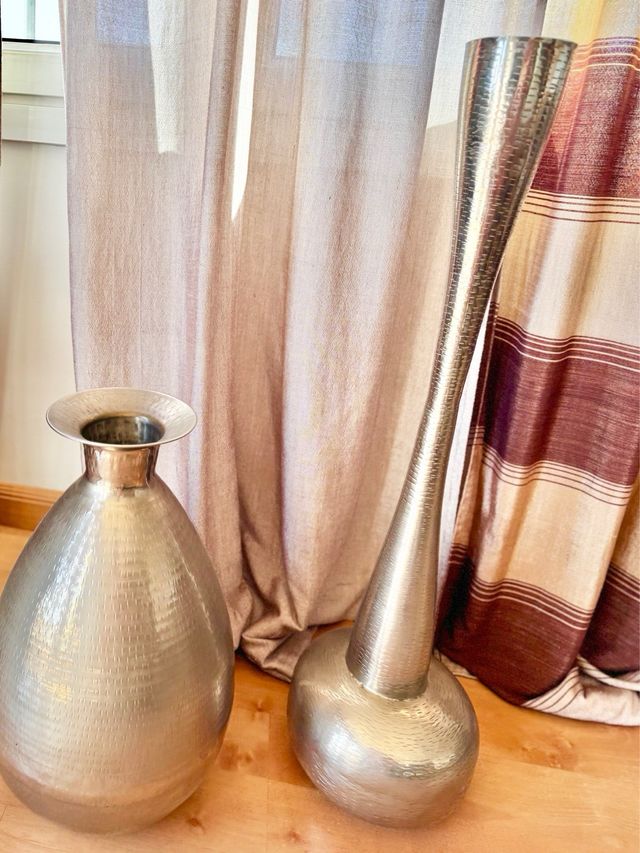 Eleganti vasi in metallo argentato