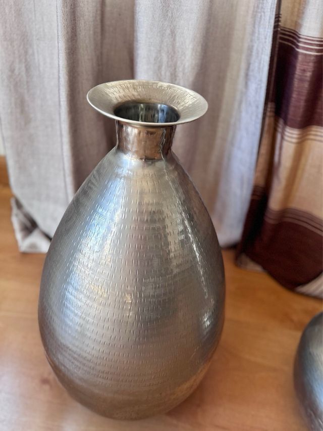 Eleganti vasi in metallo argentato