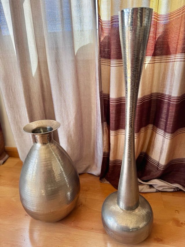 Eleganti vasi in metallo argentato