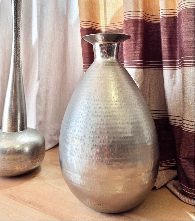 Eleganti vasi in metallo argentato