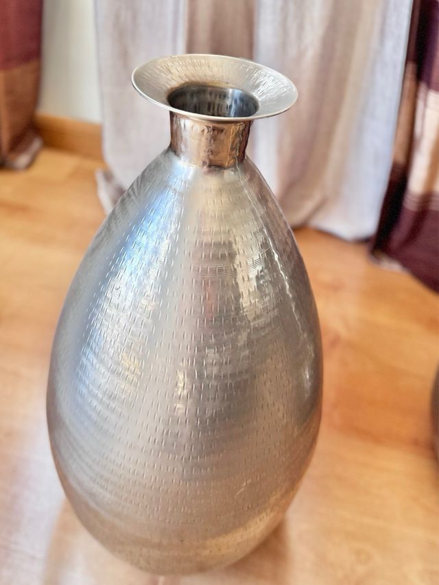 Eleganti vasi in metallo argentato