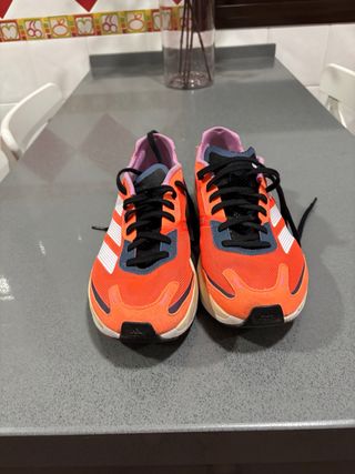 Zapatillas running. tiene 50 kilómetros como nueva