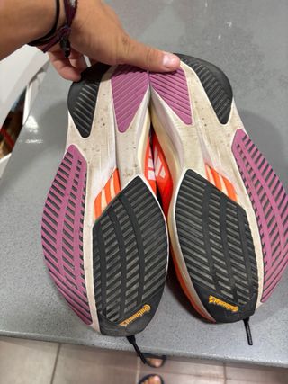 Zapatillas running. tiene 50 kilómetros como nueva