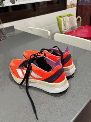 Zapatillas running. tiene 50 kilómetros como nueva