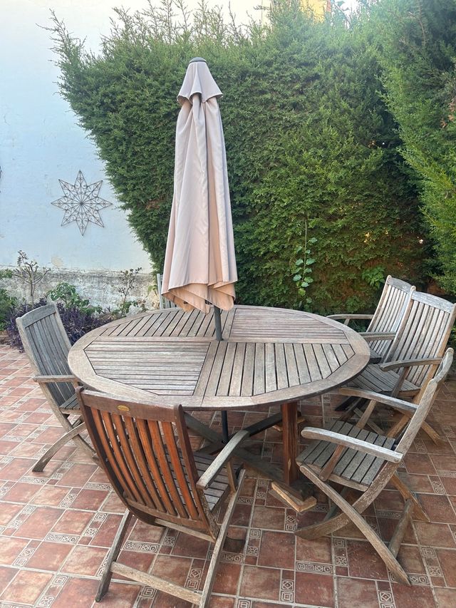 Mesa redonda madera exterior con 4 sillas y sombri