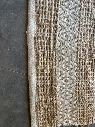 Alfombra de yute beige y marrón