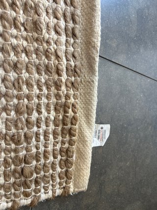 Alfombra de yute beige y marrón