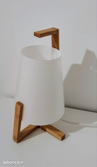 Lámpara de mesa de papel y madera