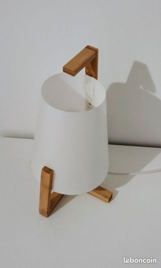 Lámpara de mesa de papel y madera
