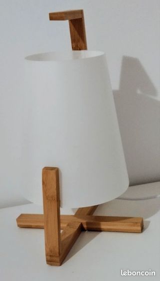 Lámpara de mesa de papel y madera